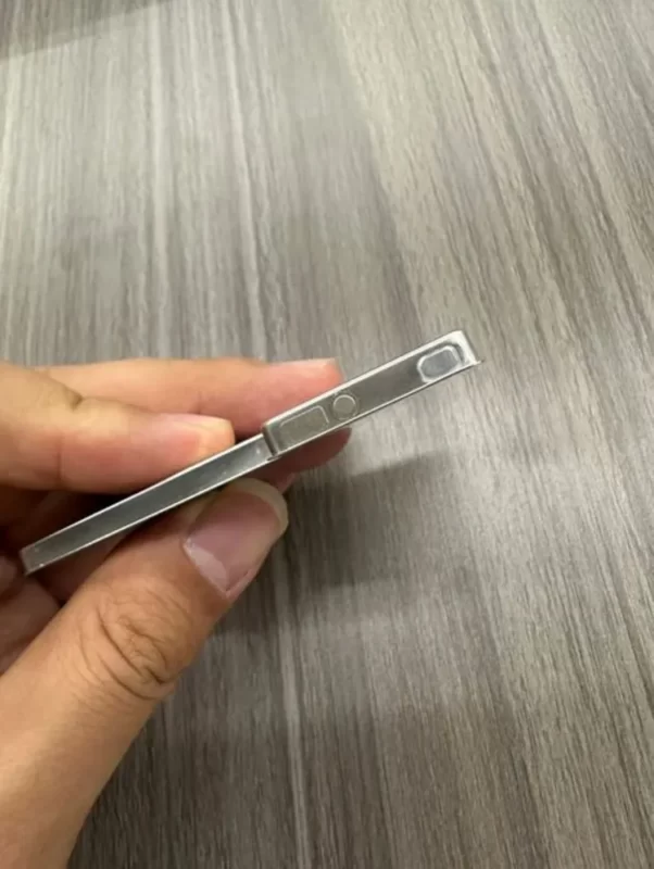 iphone 16 battery metal