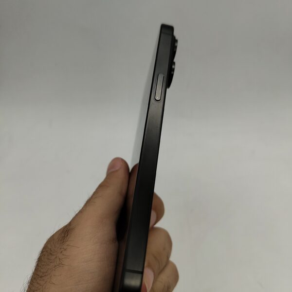 گوشی موبایل دست دوم iPhone 15 ProMax رنگ Black Titanium حافظه ۲۵۶ گیگ ZAA دو سیم کارت بدون ریجستر