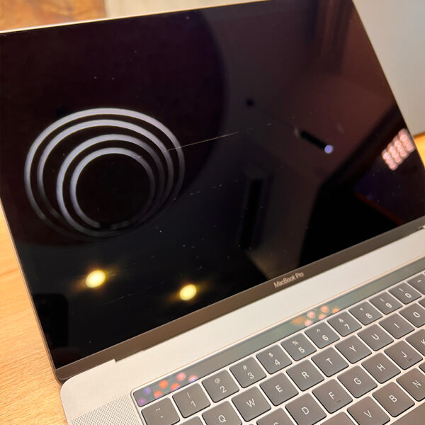 مک بوک پرو دست دوم 15.4 اینچی اپل مدل MacBook Pro MPTT2 2017 همراه با تاچ بار پردازنده Core i7 با رم ۱۶ گیک حافظه ۵۱۲ گیگ