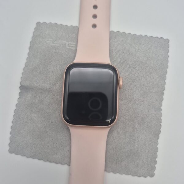 ساعت اپل واچ دست دوم سری ۴ مدل  40mm بند سیلیکون رنگ طلایی