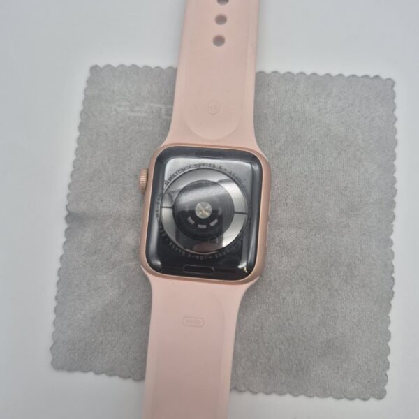 ساعت اپل واچ دست دوم سری ۴ مدل  40mm بند سیلیکون رنگ طلایی